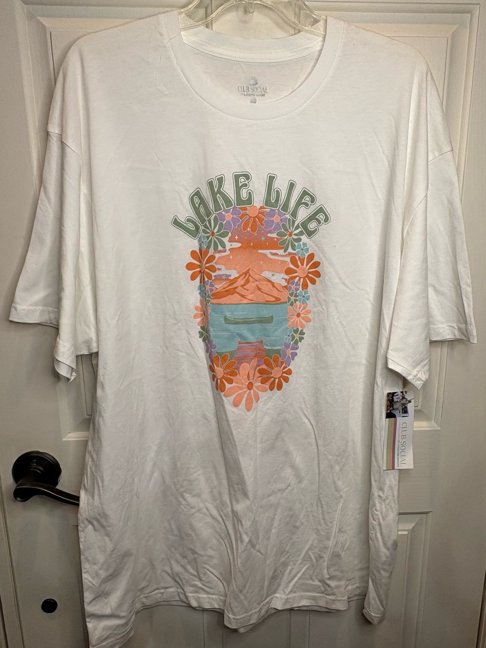Club Social Women’s 2XL White Short Sleeve Crew Neck Lake Life Graphic T-Shirt